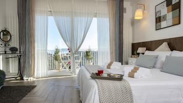 Phòng đôi hoặc 2 giường đơn Deluxe | Bộ đồ giường kháng dị ứng, trang trí khác biệt, bàn, màn/rèm cản sáng