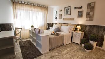 Un dormitorio acogedor con cama, mesitas de noche, escritorio y silla.