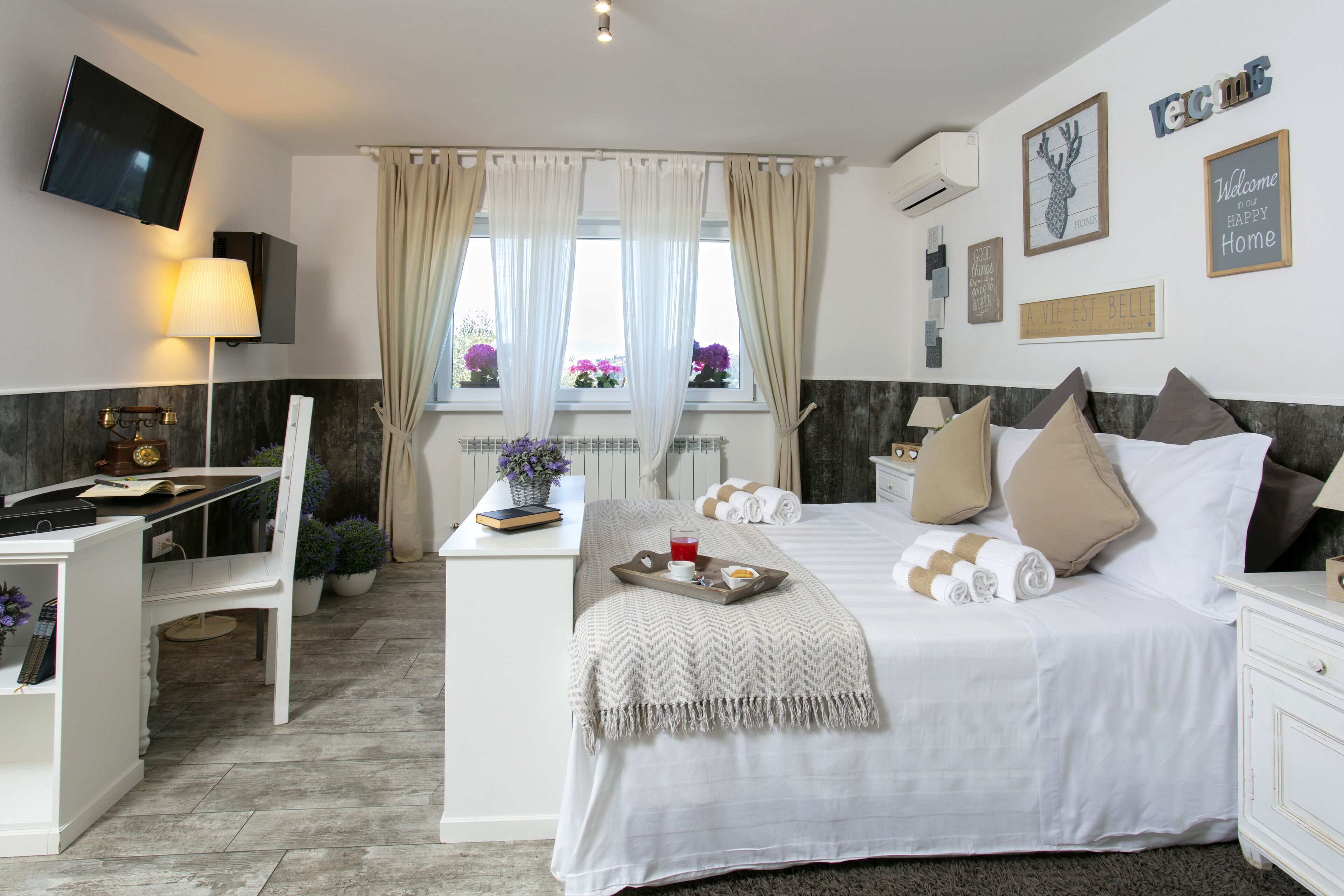 Deluxe Double or Twin Room | Hypo-allergenic bedding, individually decorated, desk, blackout curtains