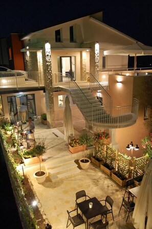 A multi-level outdoor patio with a staircase, seating areas, and potted plants. - Residenza il Punto (Perugia)