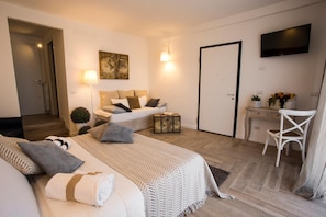 Hypo-allergenic bedding, individually decorated, desk, blackout drapes - Residenza il Punto (Perugia)
