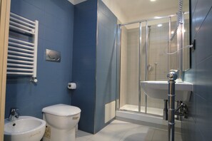 Shower, free toiletries, hair dryer, bidet - House Monti 1875 (Rome)