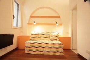 City Studio, Courtyard View (Via Leonina, 43) | Premium bedding, down comforters, pillowtop beds, desk - House Monti 1875 (Rome)