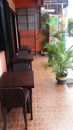Outdoor dining - Aladino Food Court & Inn (Dasmarinas city)