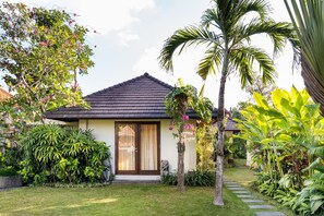 Exterior - Luxuriate in a Vast Tropical Garden in Seminyak (Seminyak)