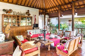 Property grounds - Luxuriate in a Vast Tropical Garden in Seminyak (Seminyak)