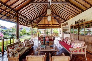 Property grounds - Luxuriate in a Vast Tropical Garden in Seminyak (Seminyak)