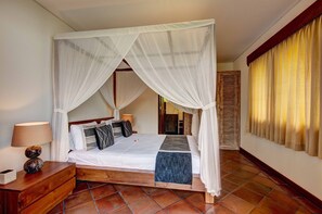 4 bedrooms, in-room safe, desk, iron/ironing board - Luxuriate in a Vast Tropical Garden in Seminyak (Seminyak)