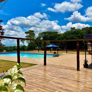 Una piscina al aire libre