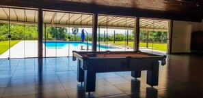 Una piscina al aire libre