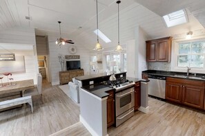 Fridge, microwave, dishwasher, coffee/tea maker - HGTV Top Pick! Gorgeous 5 Star Coastal Cottage, Private Pool & Patio, Walk to Beach & Coligny Plaza! (Hilton Head Island)