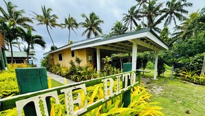 Un complexe hôtelier tropical, agrémenté d’une enseigne indiquant « The Retreat », entouré d’une végétation luxuriante et de palmiers.