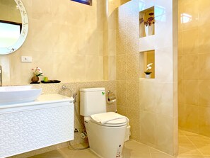 Serviettes fournies, savon, shampoing, papier toilette