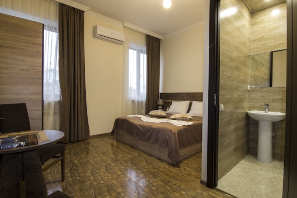 Habitación Confort con 1 cama matrimonial o 2 individuales, vista al jardín | Servicios de la habitación