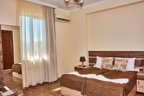 Pillowtop beds, in-room safe, individually decorated - Guest House - MK (Gori)