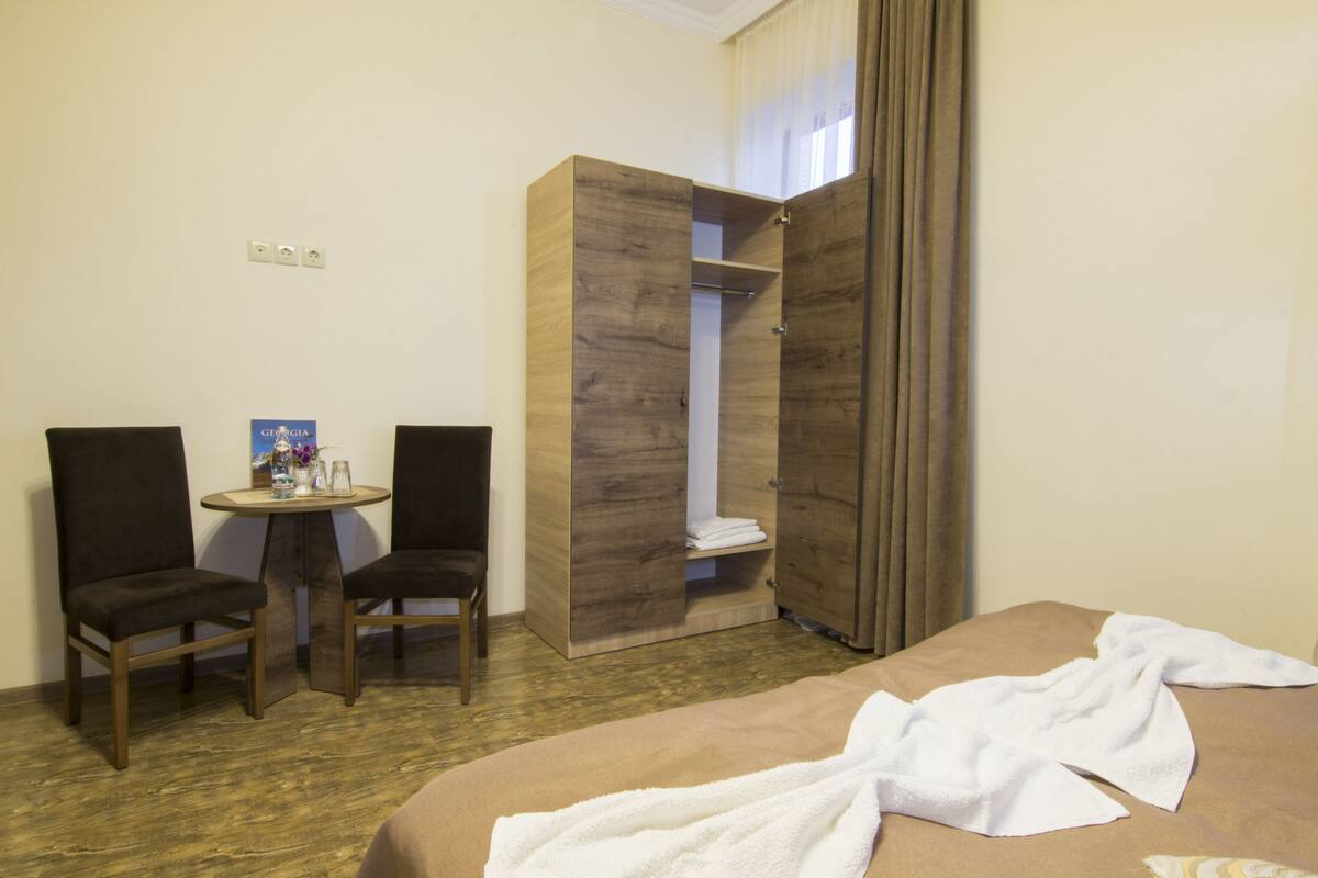 Pillowtop beds, in-room safe, soundproofing, WiFi (free)