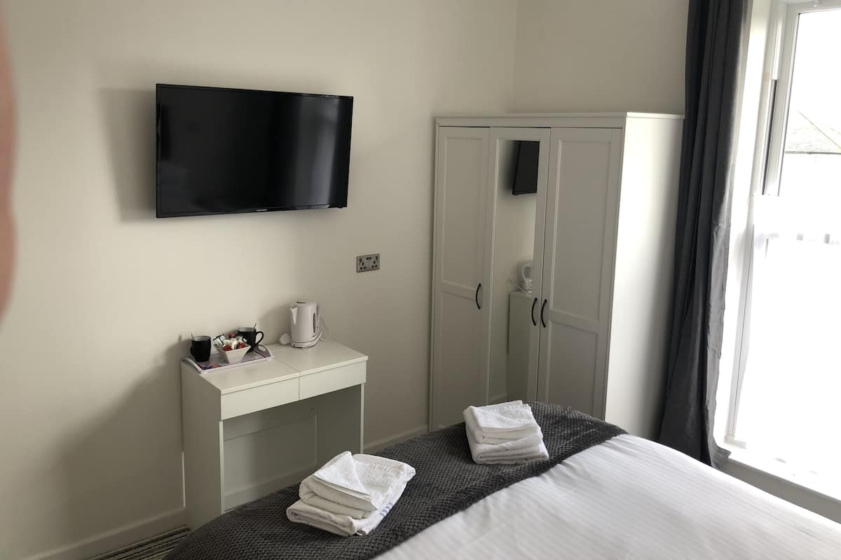 Individually decorated, laptop workspace, iron/ironing board, free WiFi