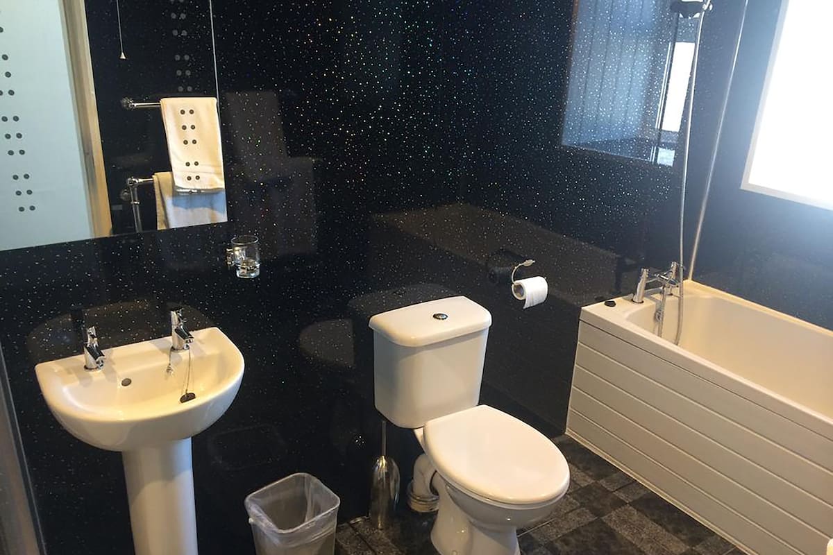 deluxe king room | bathroom | free toiletries, hair dryer, towels