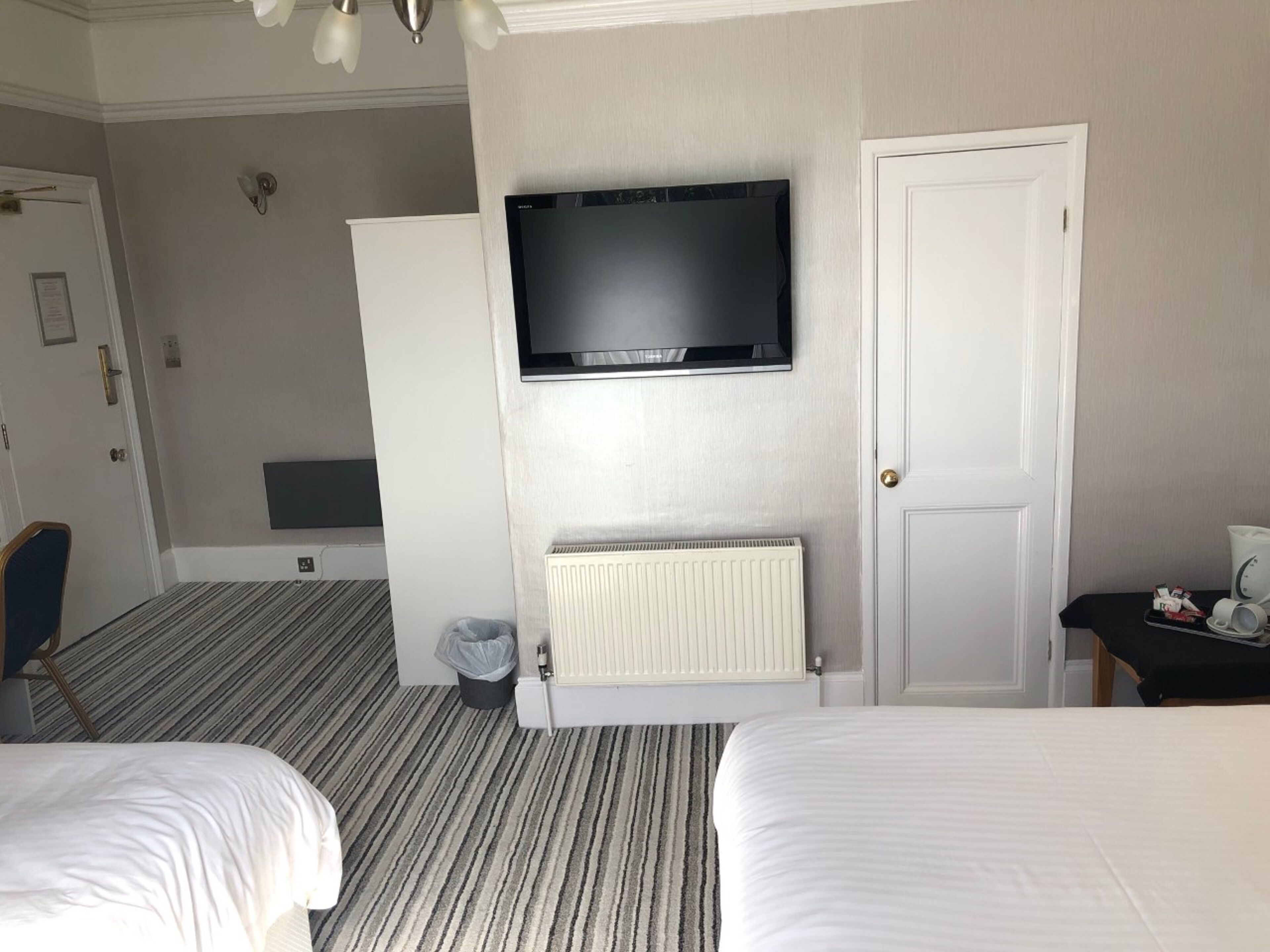 deluxe double room with shower | television