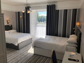 Camera Superior con letto matrimoniale o 2 letti singoli, letti multipli | Con stile personalizzato, postazione laptop, ferro/asse da stiro