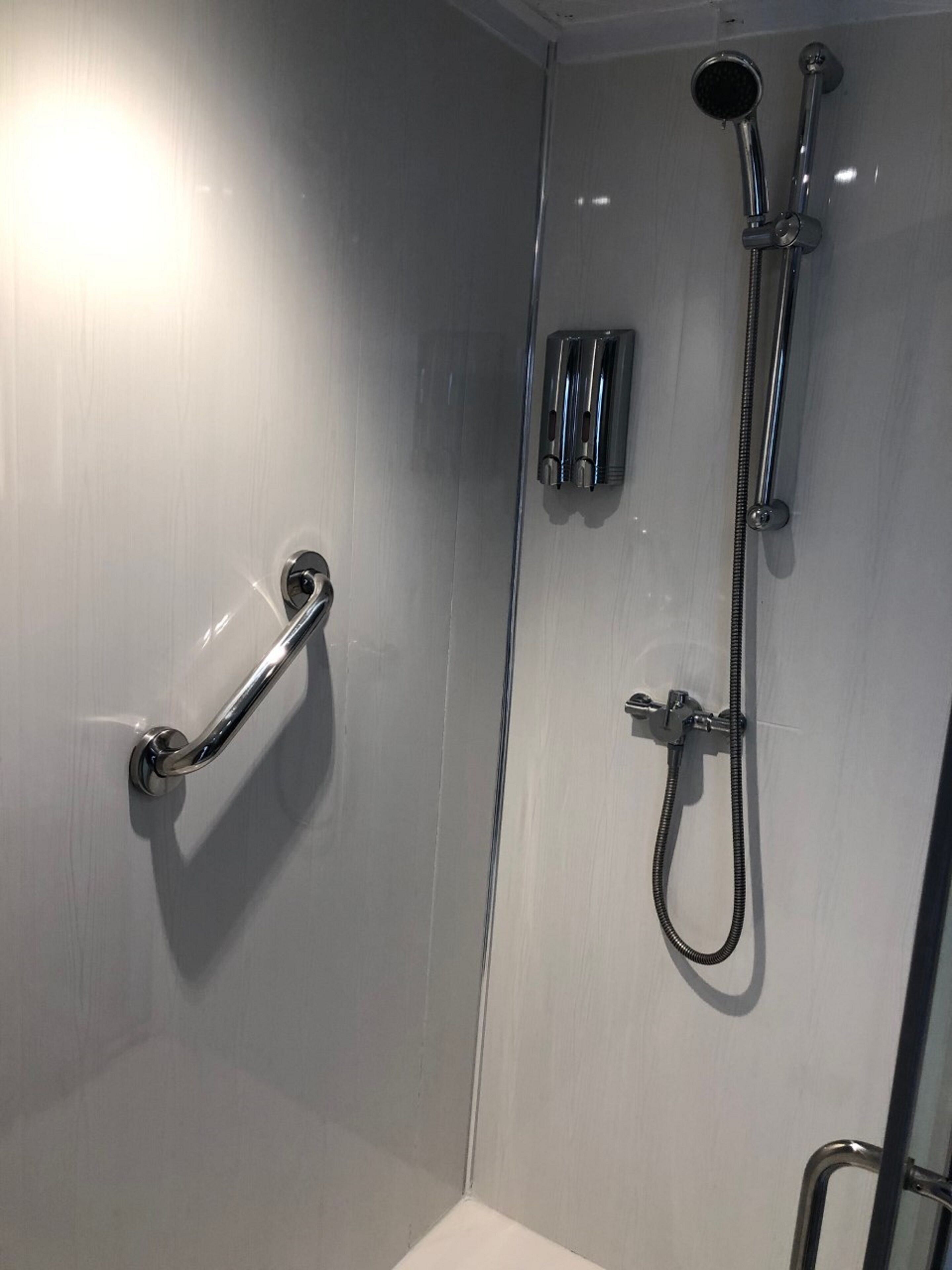 deluxe double room with shower | bathroom shower