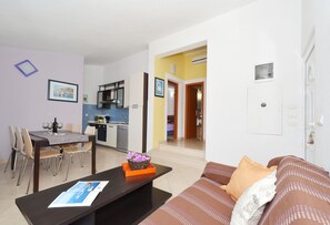 TV, fireplace, DVD player, books - VILLA DALMATIA Modern Sea-front Villa with heated pool, beautifull stuning view (Okrug Gornji)