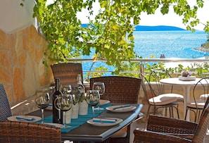 Outdoor dining - VILLA DALMATIA Modern Sea-front Villa with heated pool, beautifull stuning view (Okrug Gornji)