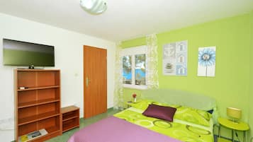 4 bedrooms, in-room safe, iron/ironing board, free WiFi
