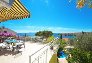 Outdoor dining - VILLA DALMATIA Modern Sea-front Villa with heated pool, beautifull stuning view (Okrug Gornji)