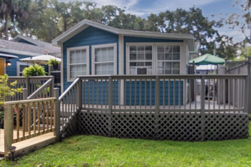 Huoneisto viehättävässä triplexissa 12 korttelin päässä UF: stä ja keskustasta