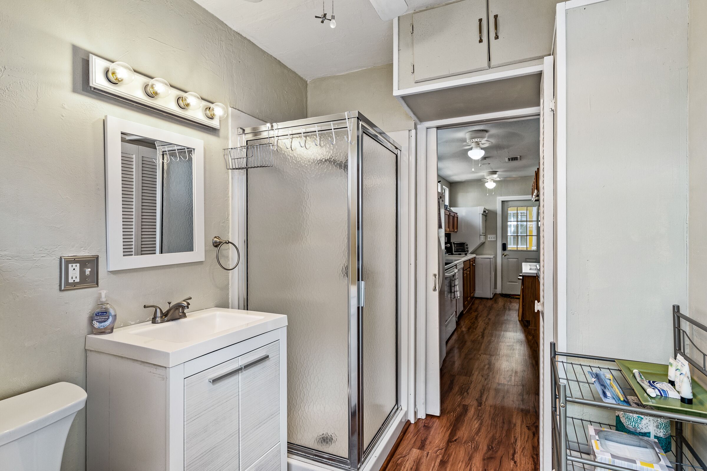 1 bedroom Apartment in quaint triplex 12 blocks from UF and downtown