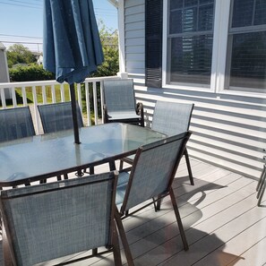 Outdoor dining - Narragansett/Point Judith Summer Rental Beach House. Great Location! Sleeps 12 (Narragansett)