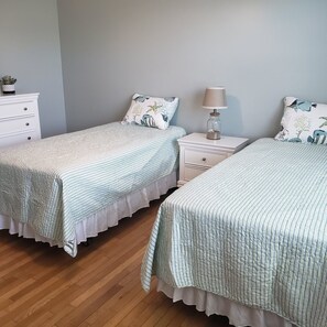 6 bedrooms, iron/ironing board, WiFi, bed sheets - Narragansett/Point Judith Summer Rental Beach House. Great Location! Sleeps 12 (Narragansett)