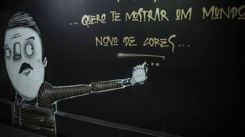 Un mur couvert de graffitis et un tableau noir.