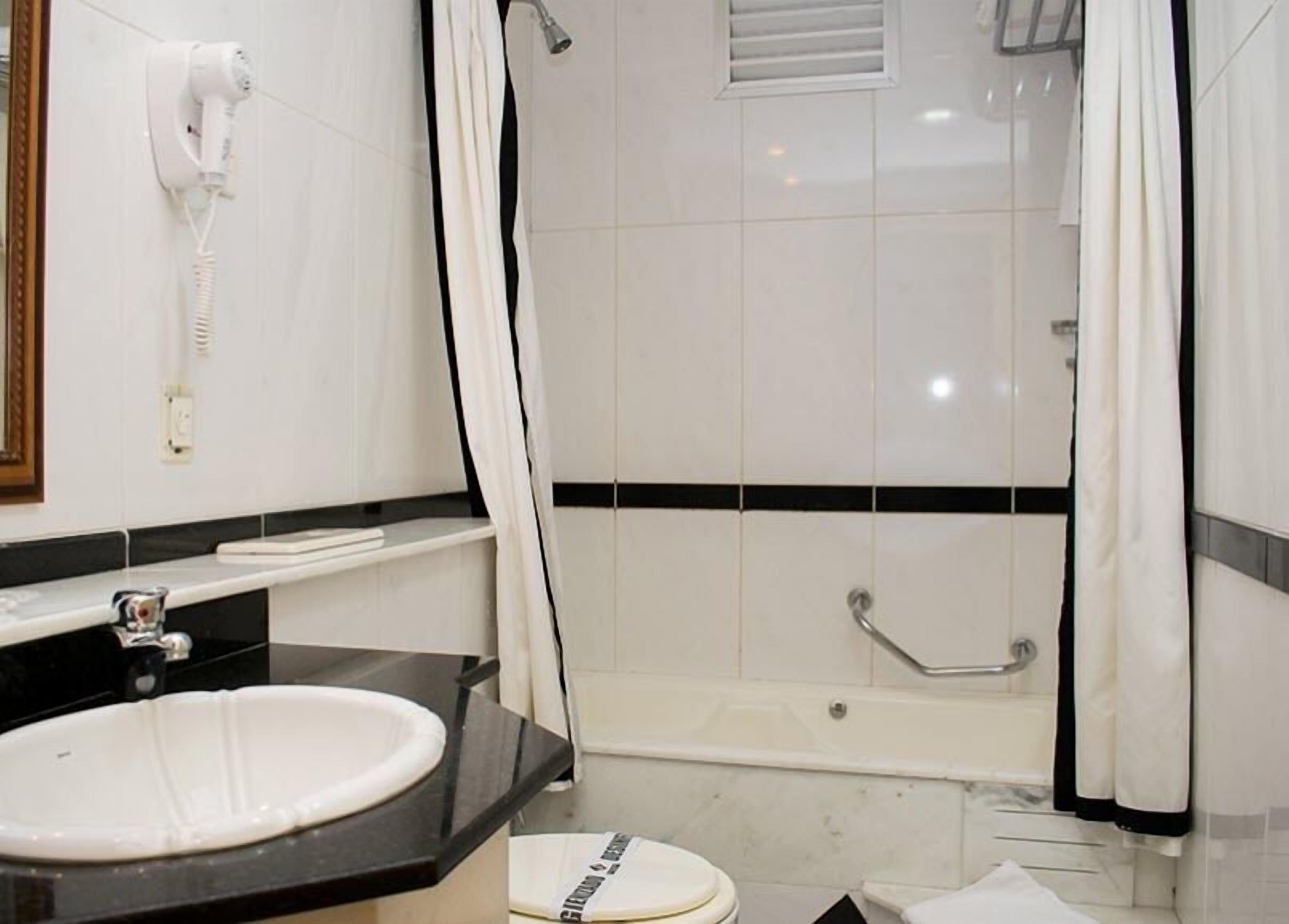 deluxe suite, 1 double bed, non smoking | bathroom | free toiletries, hair dryer