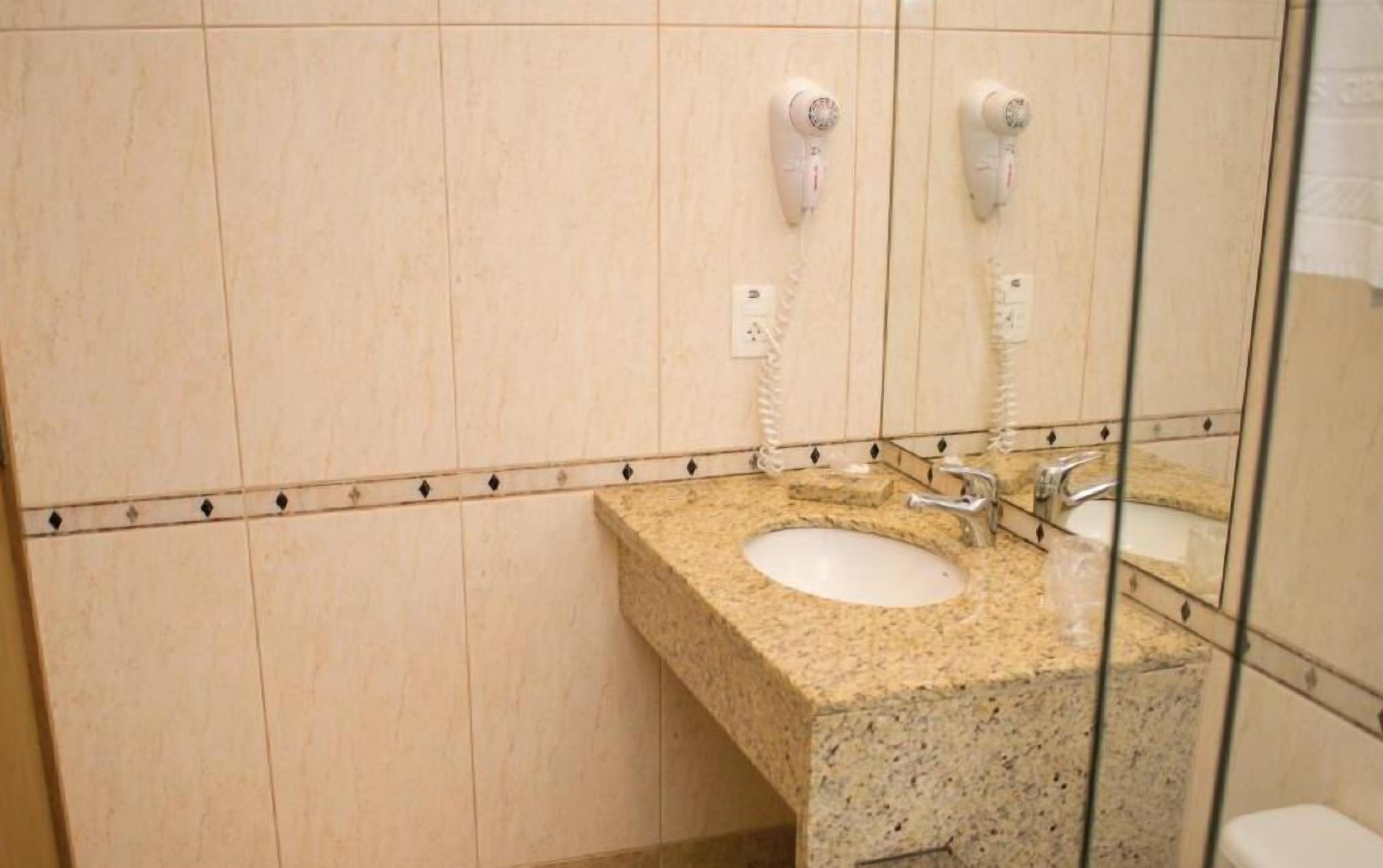 free toiletries, hair dryer