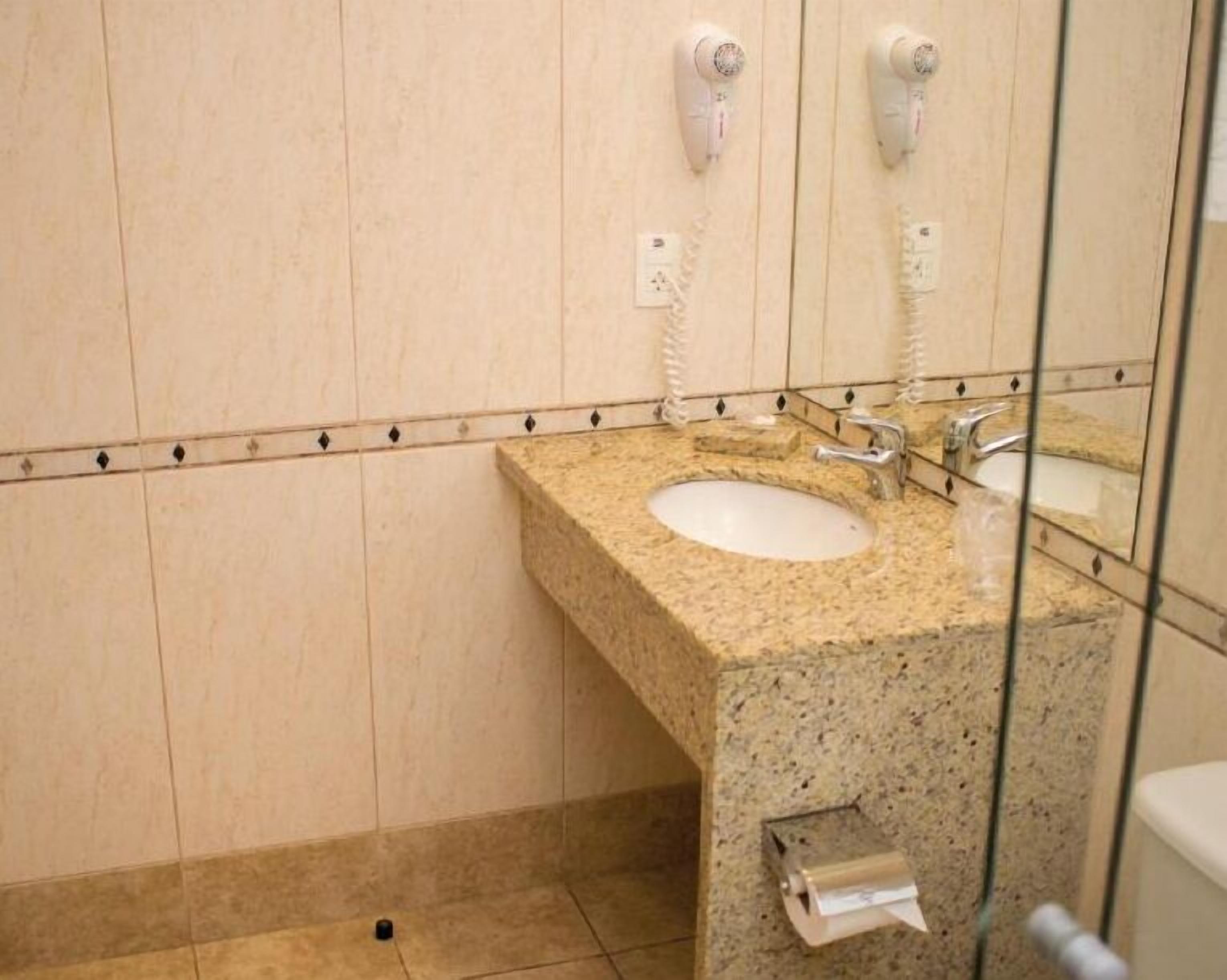 free toiletries, hair dryer