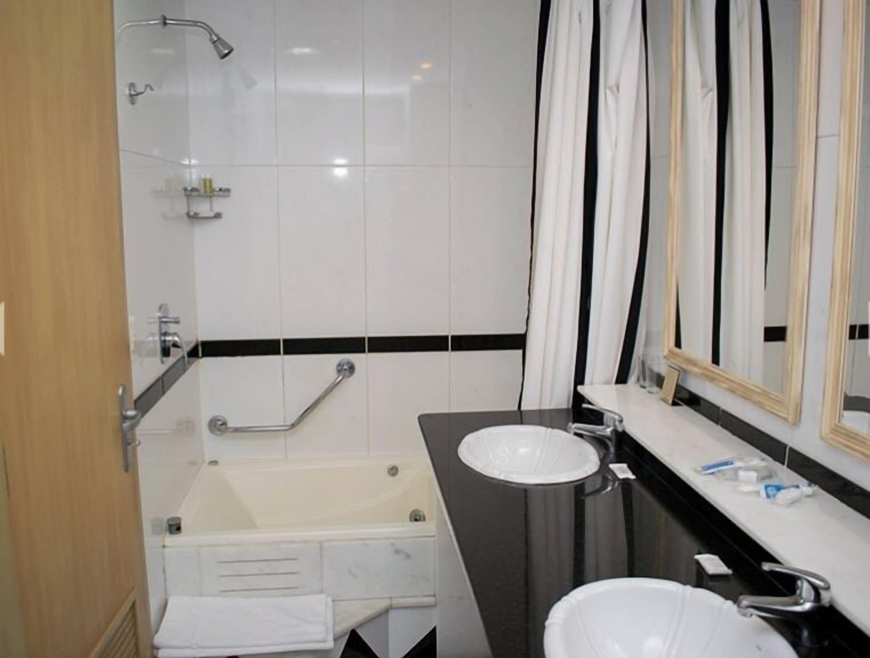 free toiletries, hair dryer