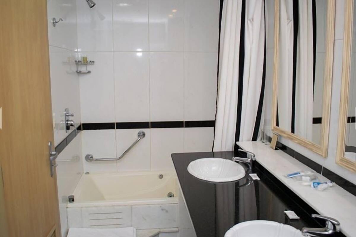 free toiletries, hair dryer