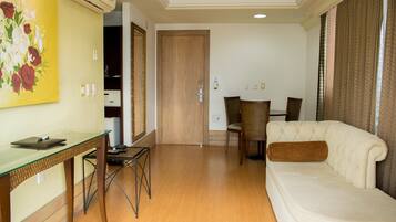 1 quarto, frigobar, escrivaninha, cortinas blackout