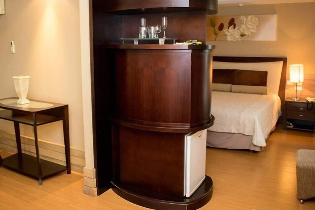 1 kamar tidur, minibar, meja kerja, dan tirai kedap cahaya