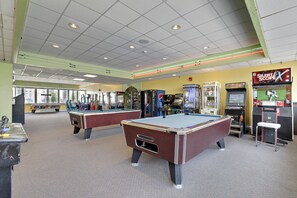 A recreational area with pool tables, arcade games, and vending machines. - XPLORIE ACTIVITIES & LINENS INCLUDED*! QUAY 2 BR/2 BA Ocean View Condo with Indoor/Outdoor Pools. (Ocean City)