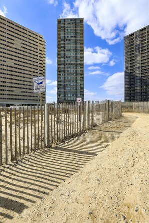 Property grounds - XPLORIE ACTIVITIES & LINENS INCLUDED*!  QUAY 2 BR/2 BA Ocean View Condo with Indoor/Outdoor Pools. (Ocean City)