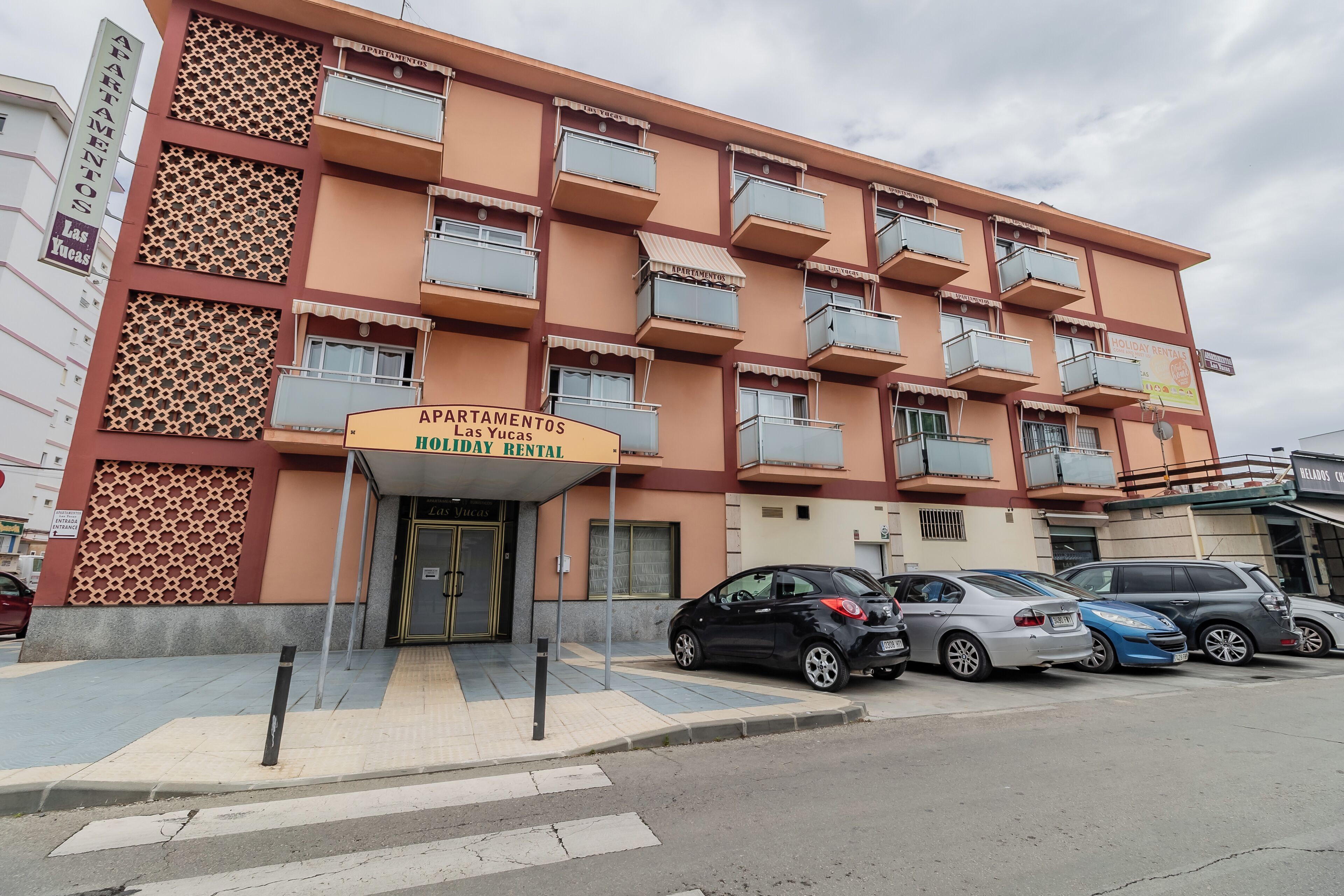 Un edificio a più piani con balconi e un cartello che indica che si tratta di un affitto per vacanze.