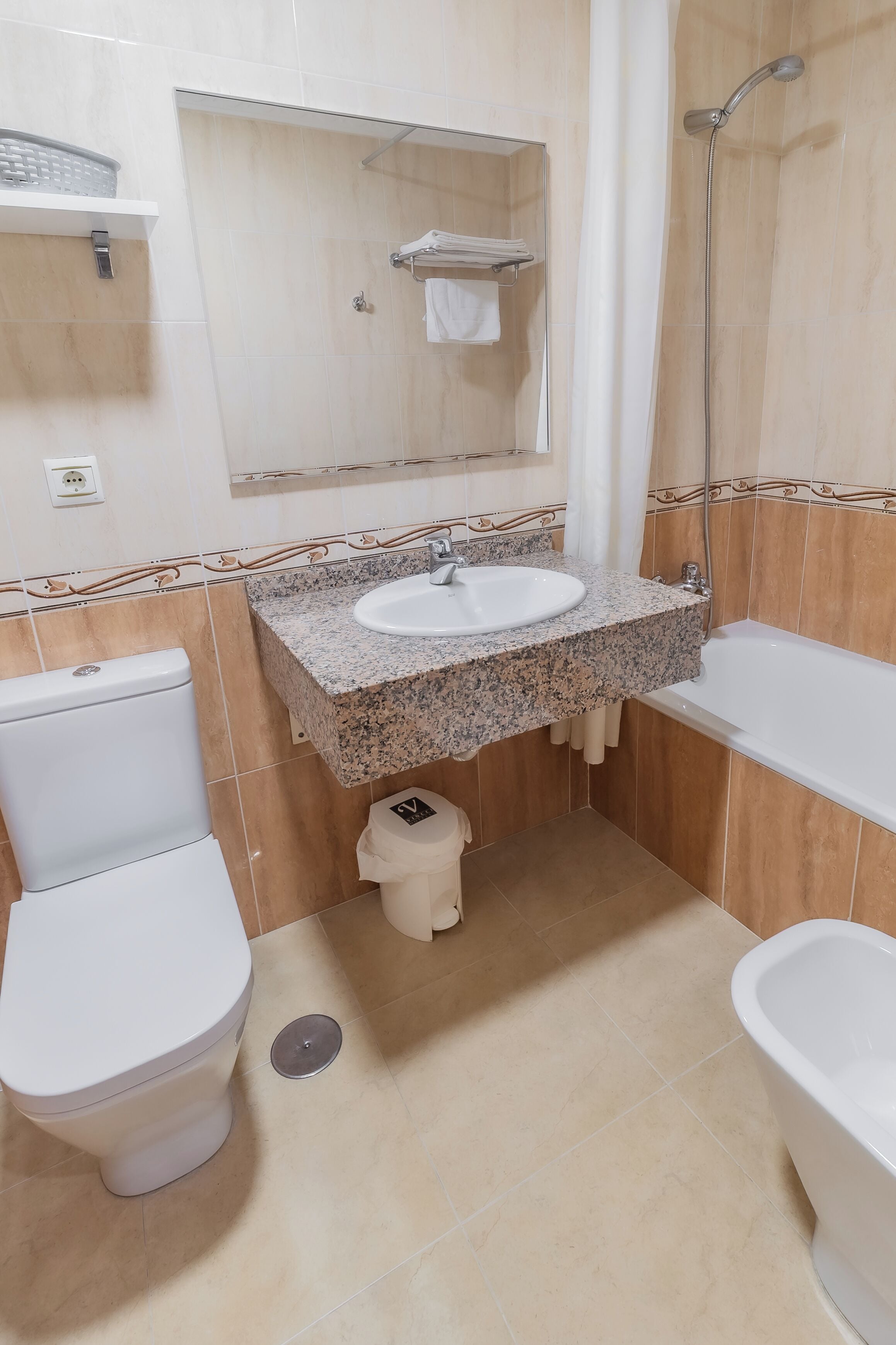 Ein Badezimmer mit Toilette, Waschbecken und Badewanne.