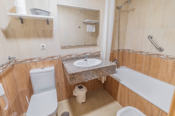 Economy Apartment | Bathroom | Free toiletries, hair dryer (on request), towels