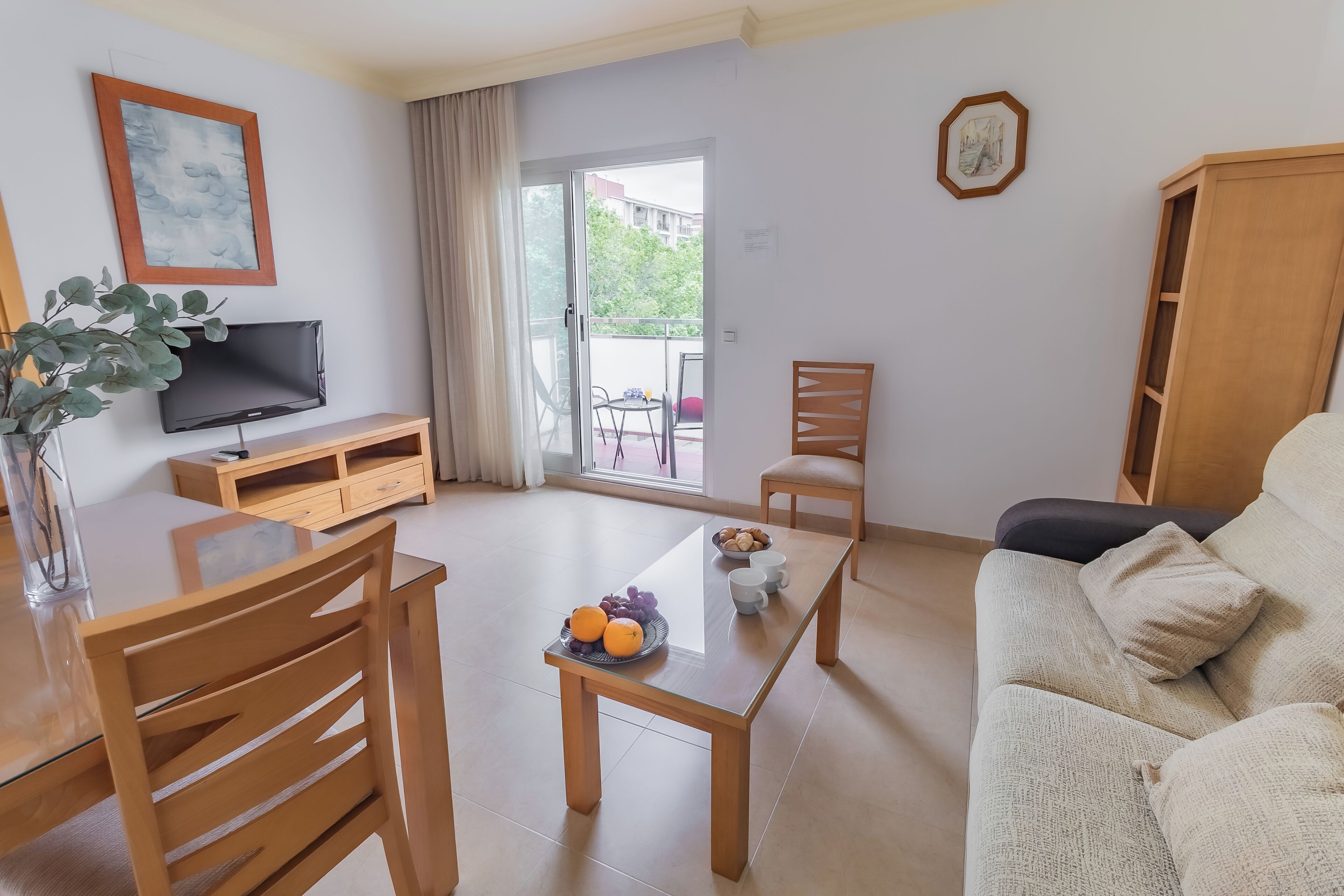 Apartemen Comfort, 1 Tempat Tidur Double, balkon | Area keluarga | TV layar datar