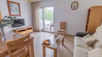 Apartemen Comfort, 1 Tempat Tidur Double, balkon | Area keluarga | TV layar datar