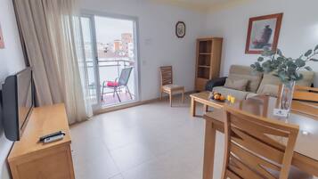 Apartemen Comfort, 1 Tempat Tidur Double, balkon | Area keluarga | TV layar datar