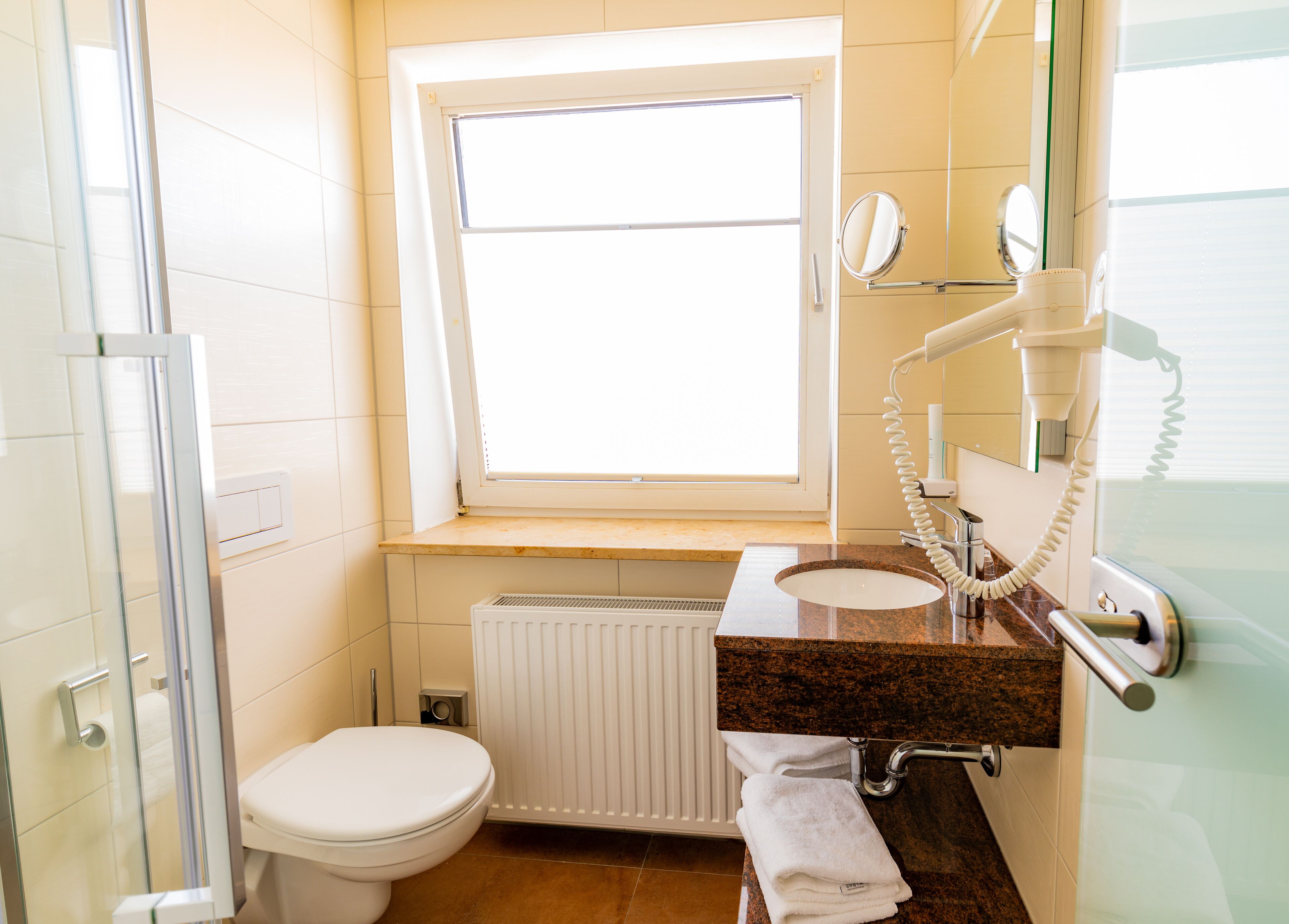 Dusche, kostenlose Toilettenartikel, Haartrockner, Handtücher